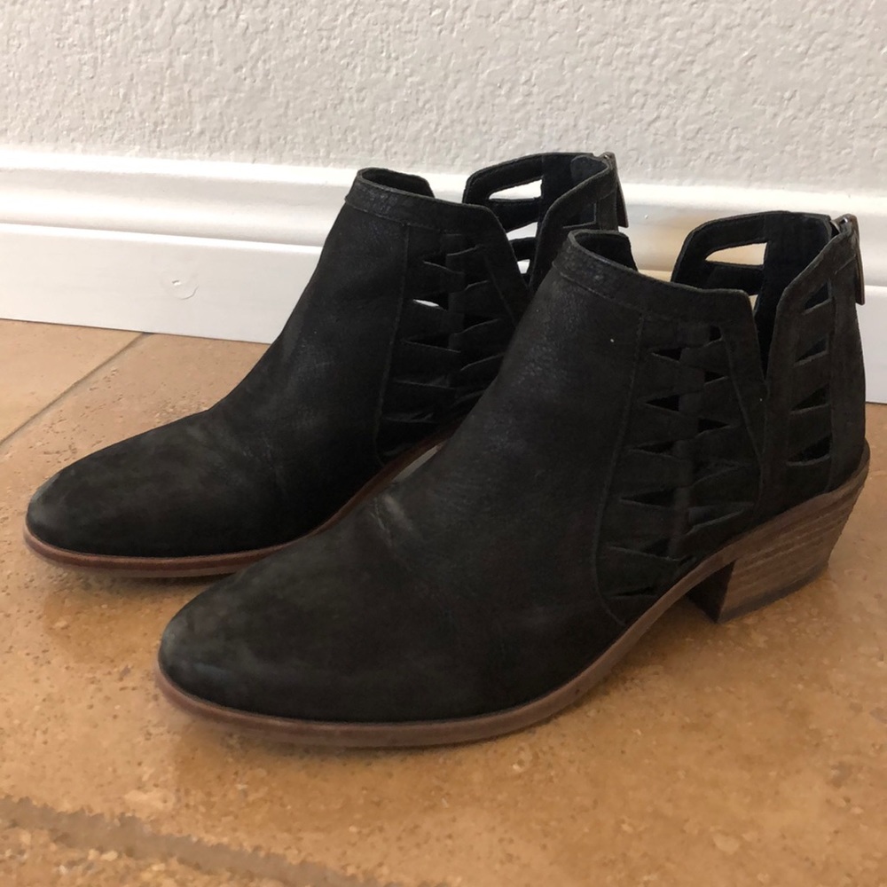 Vince Camuto Peet’s booties size 7